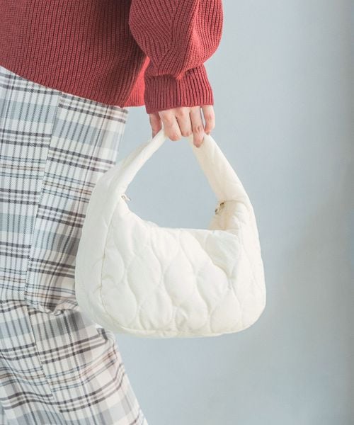LEPSIM(レプシィム)の「キルティングクロワッサンショルダーバッグ(バッグ・レディース・アイボリー08/ピンク28/グリーン75・ONE SIZE)」の1枚目の写真