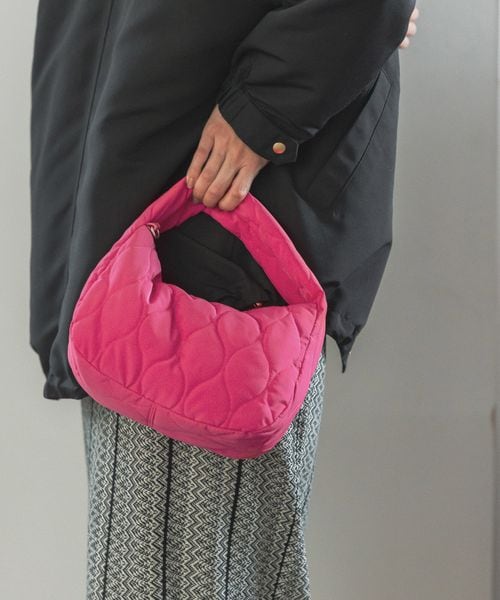 LEPSIM(レプシィム)の「キルティングクロワッサンショルダーバッグ(バッグ・レディース・アイボリー08/ピンク28/グリーン75・ONE SIZE)」の2枚目の写真