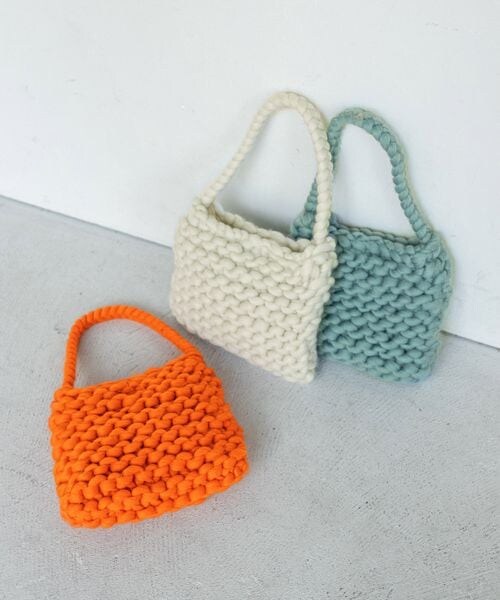 LEPSIM（レプシィム）の「カラーチャンキーニットバッグ（バッグ・レディース・アイボリー08/オレンジ45/ブルー82・ONE SIZE）」の4枚目の写真