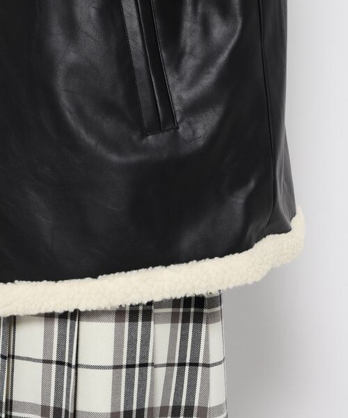 LOWRYS FARM（ローリーズファーム）の「ボアレザーリバーシブルベスト（ジャケット/アウター・レディース・ブラック09/ブラウン58・F）」の14枚目の写真