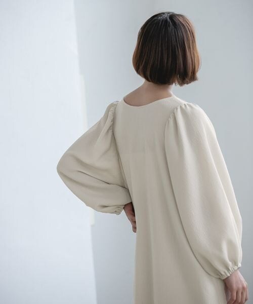 A part by（アパートバイ）の「パフスリーブ2WAYワンピース_長袖（ワンピース/ドレス・レディース・ナチュラル 08/ブラック 09/グリーン 76・F）」の7枚目の写真