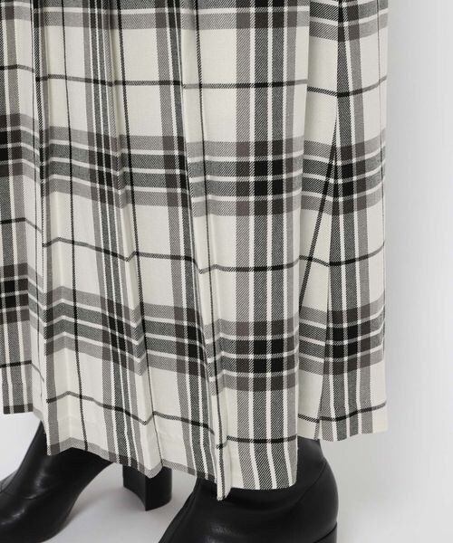 LOWRYS FARM（ローリーズファーム）の「チェックキルトスカート（スカート・レディース・ホワイト01/ブラウン55/ネイビー88・F）」の14枚目の写真