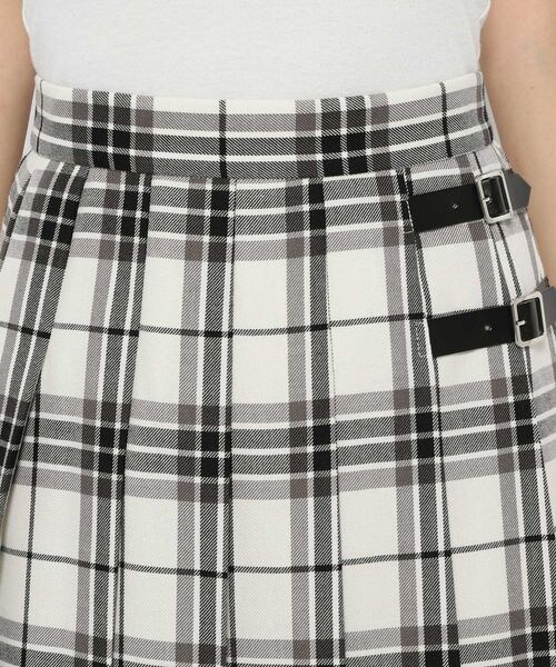 LOWRYS FARM（ローリーズファーム）の「チェックキルトスカート（スカート・レディース・ホワイト01/ブラウン55/ネイビー88・F）」の12枚目の写真