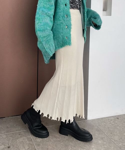 PAGEBOY（ページボーイ）の「ダメージヘムニットスカート（スカート・レディース・オフホワイト05/ブラック09/チェリー35・F）」の4枚目の写真