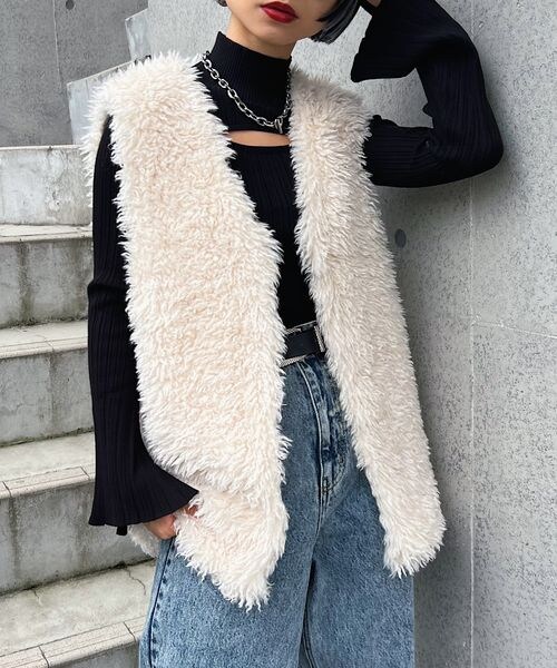 PAGEBOY(ページボーイ)の「カーリーファーベスト(ジャケット/アウター・レディース・オフホワイト05/ブラック09/グレージュ12・F)」の4枚目の写真