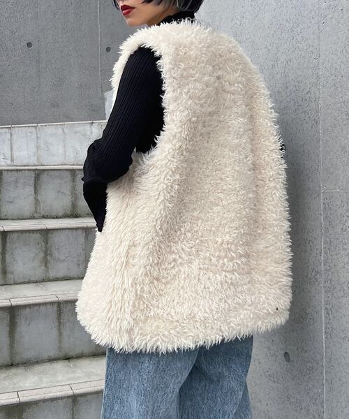 PAGEBOY(ページボーイ)の「カーリーファーベスト(ジャケット/アウター・レディース・オフホワイト05/ブラック09/グレージュ12・F)」の7枚目の写真