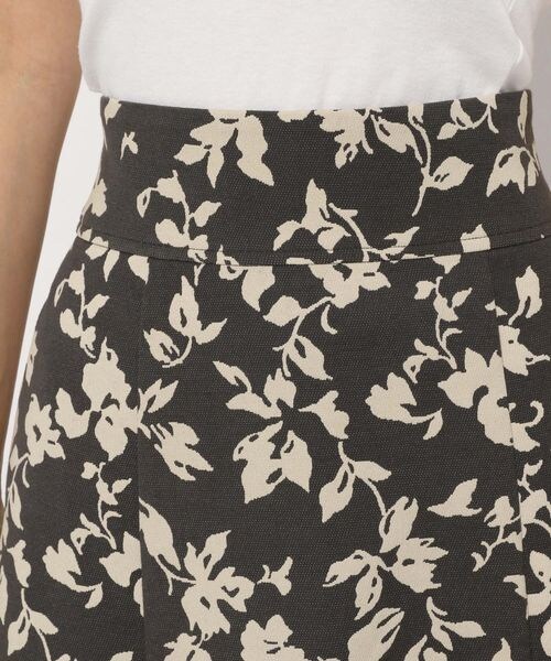 GLOBAL WORK（グローバルワーク）の「ジャガードマーメイドスカート（スカート・レディース・ブラック/花柄09/ブラウン/幾何柄58・FREE）」の17枚目の写真