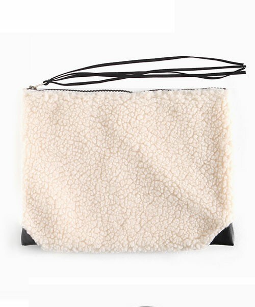 DHOLIC(ディーホリック)の「*MONOMORI-モノモリ-/AW*フェイクファークラッチバッグ(クラッチバッグ・レディース・アイボリー/ベージュ/ブラック・one)」の1枚目の写真