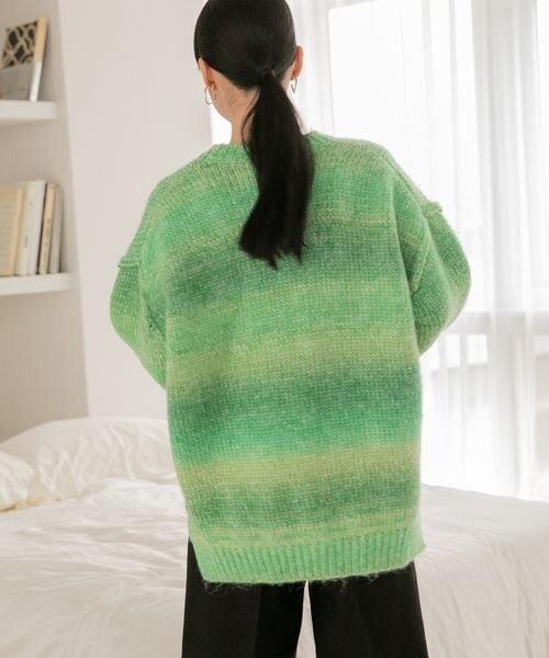 LOWRYS FARM（ローリーズファーム）の「グラデーションニット（トップス・レディース・アイボリー08/ピンク22/イエロー62/グリーン72・ショート丈/ロング丈）」の17枚目の写真