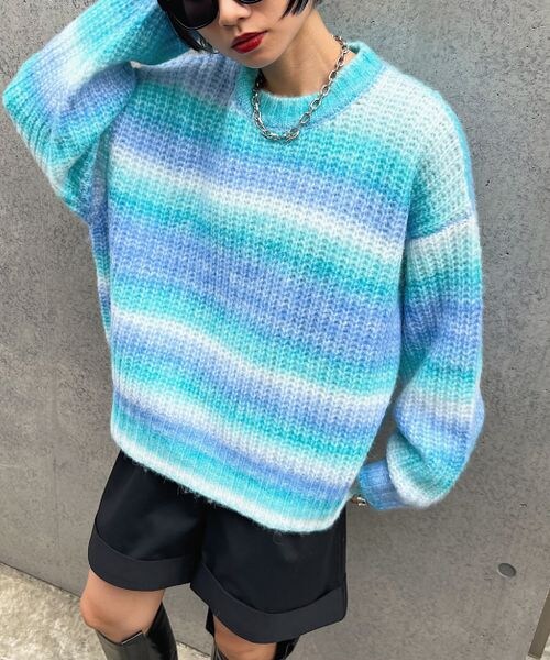 PAGEBOY（ページボーイ）の「グラデーションクルーニット（トップス・レディース・モノトーン10/グリーン系70/ブルー系80・F）」の2枚目の写真