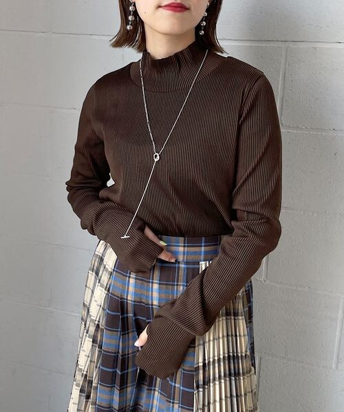 PAGEBOY（ページボーイ）の「リップルプリーツテレコタートル（トップス・レディース・オフホワイト05/ブラック09/オレンジ45/ダークブラウン58/ペールブルー89・F）」の4枚目の写真