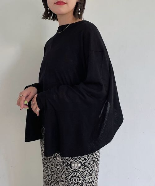 PAGEBOY（ページボーイ）の「シアーフレアニット（トップス・レディース・オフホワイト05/ブラック09/ピーコック84・F）」の2枚目の写真