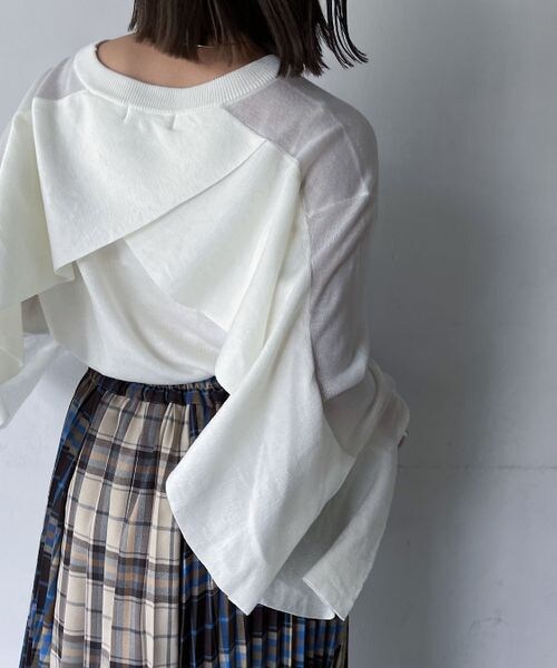 PAGEBOY（ページボーイ）の「シアーフレアニット（トップス・レディース・オフホワイト05/ブラック09/ピーコック84・F）」の5枚目の写真