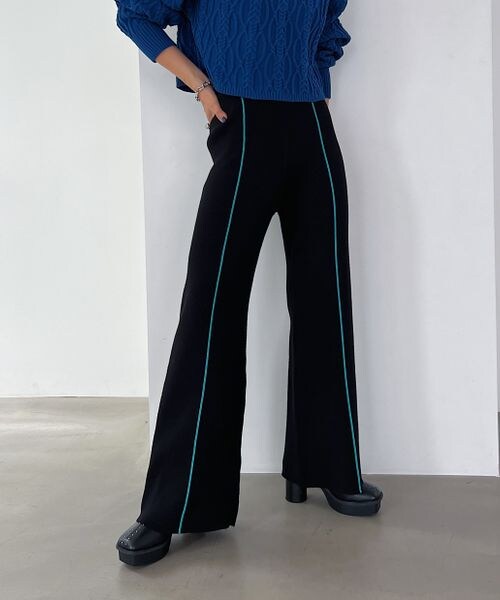 PAGEBOY（ページボーイ）の「カラーラインニットフレアパンツ（パンツ・レディース・オフホワイト05/ブラック09・F）」の2枚目の写真