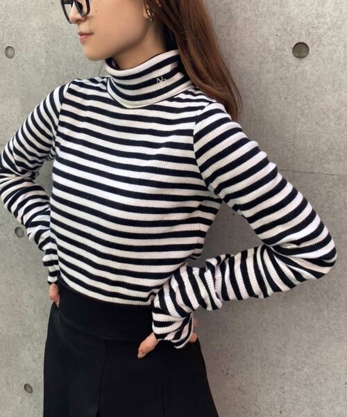 one after another NICE CLAUP（ワンアフターアナザーナイスクラップ）の「イニシャルハイネックトップス（Tシャツ/カットソー・レディース・オフホワイト/ベージュ/ブラック/ブラック系その他・0）」の2枚目の写真