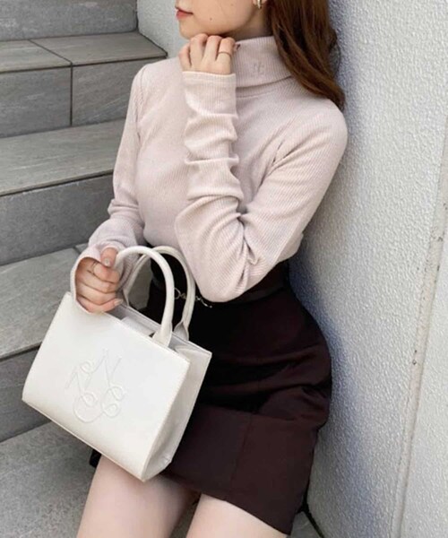 one after another NICE CLAUP（ワンアフターアナザーナイスクラップ）の「イニシャルハイネックトップス（Tシャツ/カットソー・レディース・オフホワイト/ベージュ/ブラック/ブラック系その他・0）」の3枚目の写真