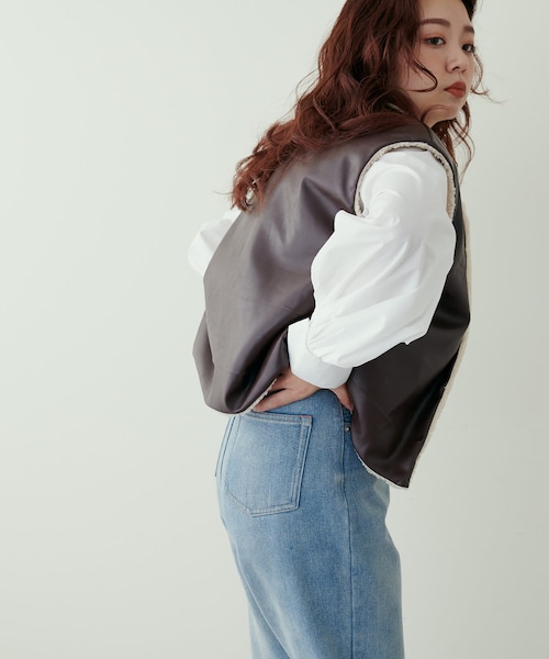 natural couture(ナチュラルクチュール)の「大人ナチュ/合皮×ボアリバーシブルジャケット(ムートンコート・レディース・アイボリー/ブラウン・FREE)」の1枚目の写真