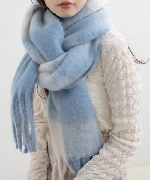 OLIVE des OLIVE（オリーブデオリーブ）の「【WEB限定】チェック柄ブークレマフラー（ストール/ショール・レディース・サックスブルー/チェック・FREE）」の2枚目の写真