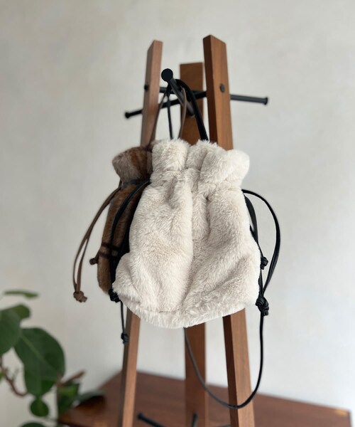 Chez toi(シェトワ)の「巾着2WAYファーショルダー(ショルダーバッグ・レディース・アイボリー/モカ/ブラック/ブラウン・FREE)」の1枚目の写真