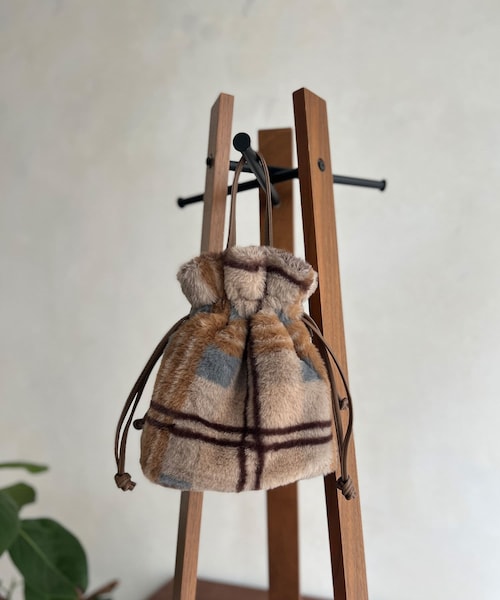 Chez toi(シェトワ)の「巾着2WAYファーショルダー(ショルダーバッグ・レディース・アイボリー/モカ/ブラック/ブラウン・FREE)」の2枚目の写真
