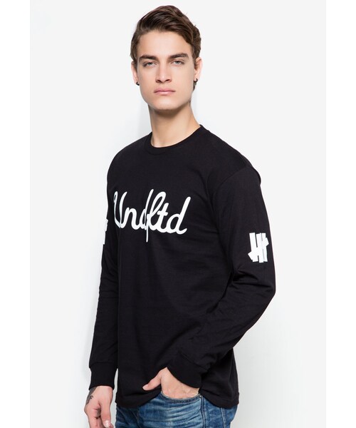 UNDEFEATED （アンディフィーテッド）の「S Script Long Sleeve Tee（その他・メンズ・Black・S/M/L/XL）」の2枚目の写真