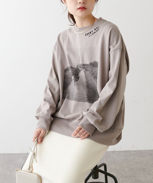 PUAL CE CIN(ピュアルセシン)の「フォトプリント×フロッキーロングスリーブ(Tシャツ/カットソー・レディース・オフホワイト/ベージュ・FREE)」の2枚目の写真