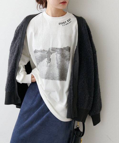 PUAL CE CIN(ピュアルセシン)の「フォトプリント×フロッキーロングスリーブ(Tシャツ/カットソー・レディース・オフホワイト/ベージュ・FREE)」の1枚目の写真