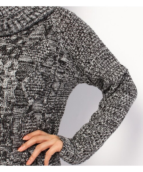 mysty woman(ミスティウーマン)の「アラン柄オフタートルニットワンピース(ワンピース/ドレス・レディース・アイボリー/ボルドー/グリーン/ブラック系・M)」の9枚目の写真