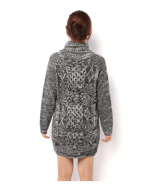 mysty woman(ミスティウーマン)の「アラン柄オフタートルニットワンピース(ワンピース/ドレス・レディース・アイボリー/ボルドー/グリーン/ブラック系・M)」の5枚目の写真