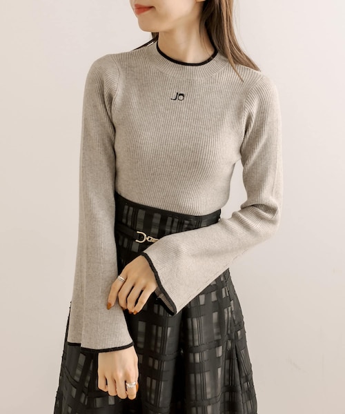 OLIVE des OLIVE（オリーブデオリーブ）の「胸刺繍プチハイフレア袖ニット（ニット/セーター・レディース・オフホワイト/ブラウン/ブラック・FREE）」の2枚目の写真