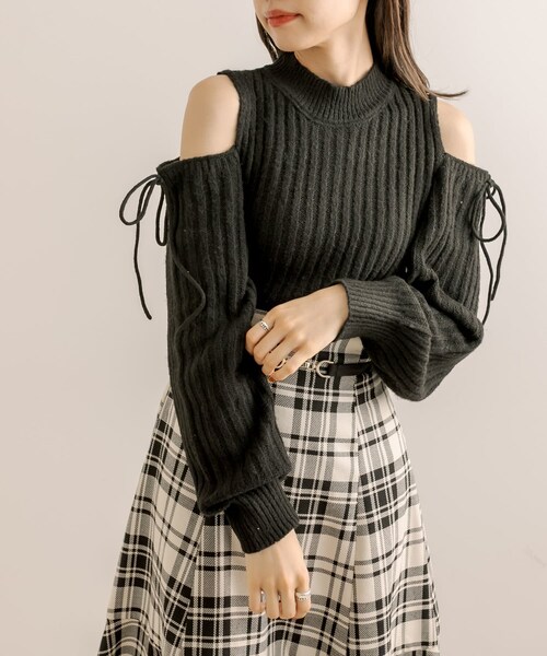 OLIVE des OLIVE（オリーブデオリーブ）の「肩あきリボンリブプルオーバー（ニット/セーター・レディース・オフホワイト/ピンクベージュ/トップグレー/ブラック・FREE）」の2枚目の写真