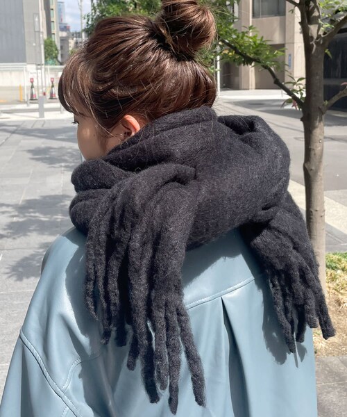 Lattice（Lattice）の「カラーフリンジマフラー（マフラー・レディース・アイボリー/ベージュ/グリーン/オレンジ/ピンク/ブラック/ブルー・0）」の2枚目の写真