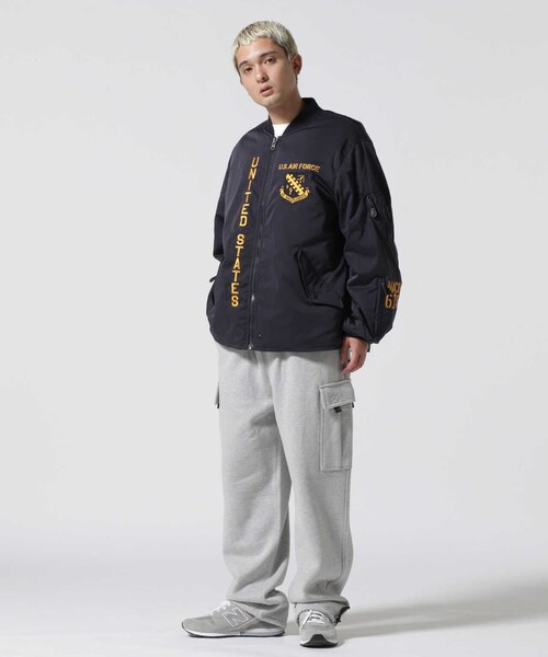 AVIREX(アヴィレックス)の「ルーズフィット スウェット カーゴパンツ / LOOSE FIT SWEAT CARGO PANT(パンツ・ブラック/グレー・M/L/XL)」の2枚目の写真