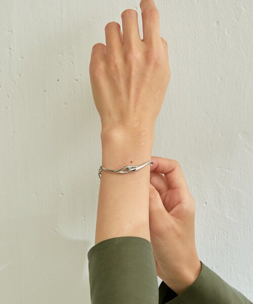 COLLAGE GALLARDAGALANTE(コラージュガリャルダガランテ)の「【PAPILLONNER/パピヨネ】クロスチェーンブレス(ブレスレット・レディース・ゴールド/シルバー・FREE)」の2枚目の写真