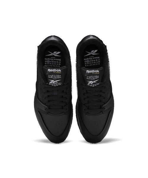 Reebok（リーボック）の「クラシック レザー メモリー オブ / Classic Leather Memory Of Shoes（ブラック）（シューズ・ブラック・225 (22.5cm)/230 (23.0cm)/235 (23.5cm)/240 (24.0cm)/245 (24.5cm)/250 (25.0cm)/255 (25.5cm)/260 (26.0cm)/265 (26.5cm)/270 (27.0cm)/275 (27.5cm)/280 (28.0cm)/285 (28.5cm)/290 (29.0cm)/295 (29.5cm)/300 (30.0cm)）」の2枚目の写真