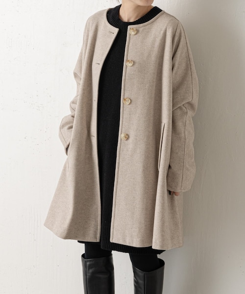 BEARDSLEY（ビアズリー）の「《予約》後ろフレアノーカラーコート