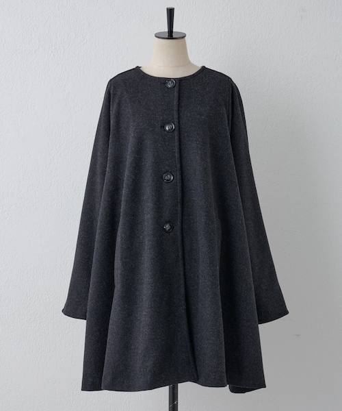 BEARDSLEY（ビアズリー）の「《予約》後ろフレアノーカラーコート