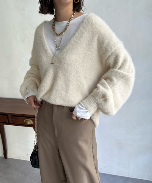 DouDou（ドゥドゥ）の「シャギー深Vプルオーバー（ニット/セーター・レディース・アイボリー/ネイビー/グレー・F）」の2枚目の写真