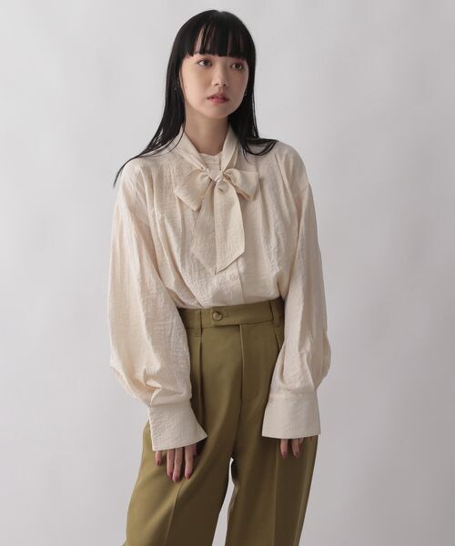 LOWRYS FARM（ローリーズファーム）の「ボウタイブラウス（トップス・レディース・アイボリー08/グレー18/ブルー85・F）」の5枚目の写真