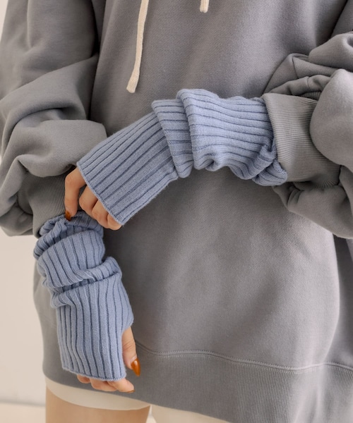 OLIVE des OLIVE（オリーブデオリーブ）の「リブニットアームウォーマー（手袋・レディース・オフホワイト/ピンク/ブルー・FREE）」の2枚目の写真