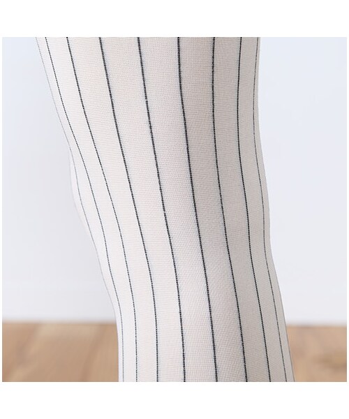 靴下屋（クツシタヤ）の「ピンストライプタイツ（タイツ・レディース・オフホワイト×クロ/チャコール×クロ・M～L）」の7枚目の写真
