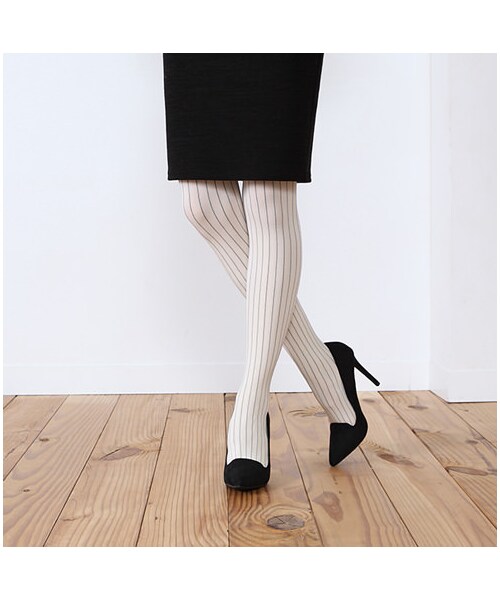 靴下屋（クツシタヤ）の「ピンストライプタイツ（タイツ・レディース・オフホワイト×クロ/チャコール×クロ・M～L）」の3枚目の写真