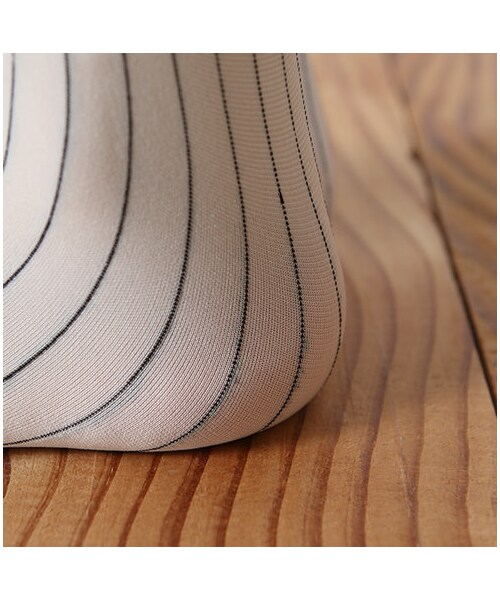 靴下屋（クツシタヤ）の「ピンストライプタイツ（タイツ・レディース・オフホワイト×クロ/チャコール×クロ・M～L）」の8枚目の写真