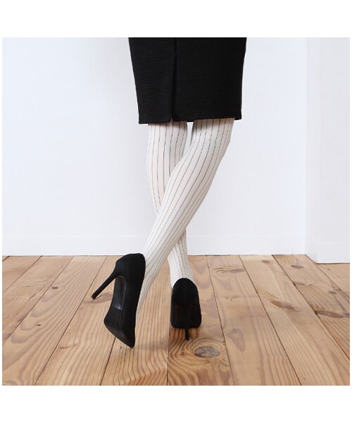靴下屋（クツシタヤ）の「ピンストライプタイツ（タイツ・レディース・オフホワイト×クロ/チャコール×クロ・M～L）」の6枚目の写真