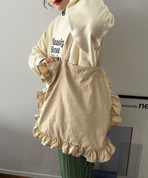 LOWRYS FARM（ローリーズファーム）の「フリルトートバッグ（バッグ・レディース・ブラック09/ベージュ52/カーキ78・フリー）」の2枚目の写真