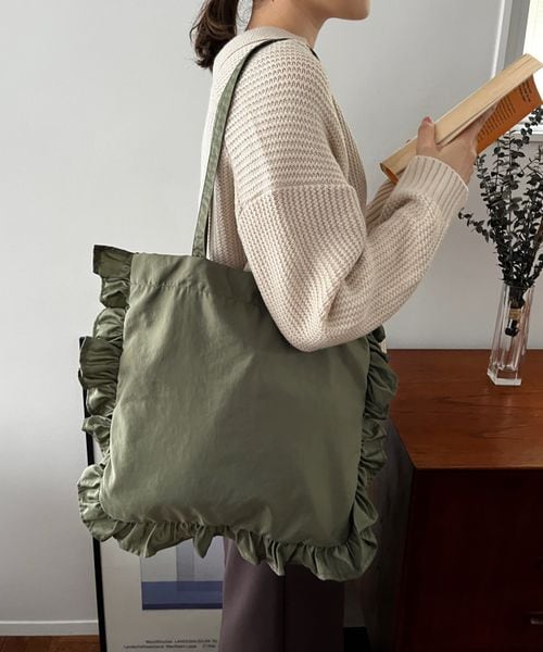 LOWRYS FARM（ローリーズファーム）の「フリルトートバッグ（バッグ・レディース・ブラック09/ベージュ52/カーキ78・フリー）」の3枚目の写真