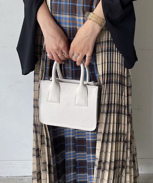 PAGEBOY（ページボーイ）の「コンビスクエアバッグ（バッグ・レディース・オフホワイト05/ブラック09/グリーン75・F）」の4枚目の写真