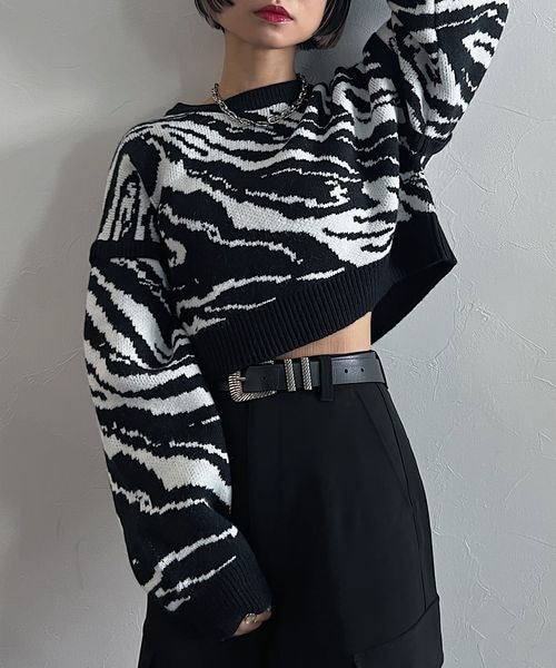 PAGEBOY（ページボーイ）の「ボクシーショートニット（トップス・レディース・オフホワイト05/ブラック09/柄ブラック10/柄ターコイズ79/ブルー85・F）」の3枚目の写真