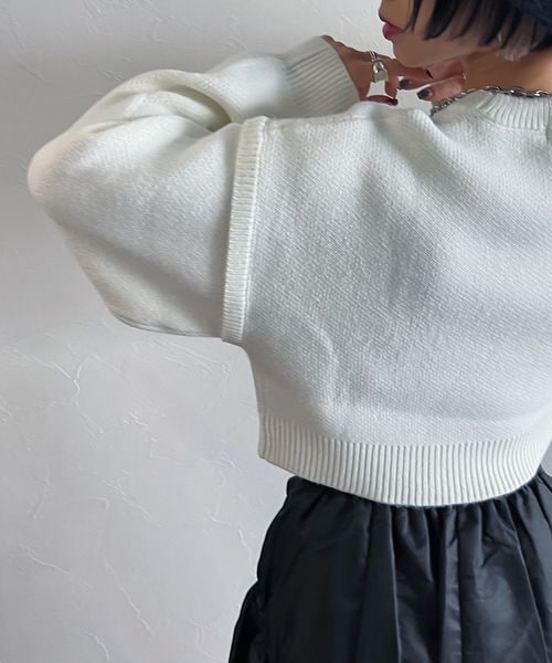 PAGEBOY（ページボーイ）の「ボクシーショートニット（トップス・レディース・オフホワイト05/ブラック09/柄ブラック10/柄ターコイズ79/ブルー85・F）」の7枚目の写真