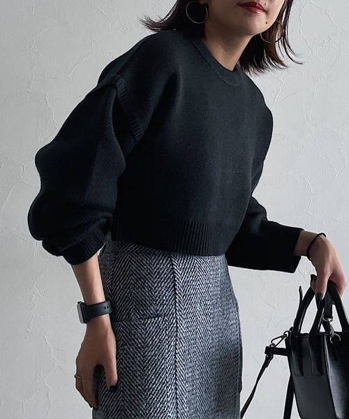 PAGEBOY（ページボーイ）の「ボクシーショートニット（トップス・レディース・オフホワイト05/ブラック09/柄ブラック10/柄ターコイズ79/ブルー85・F）」の2枚目の写真